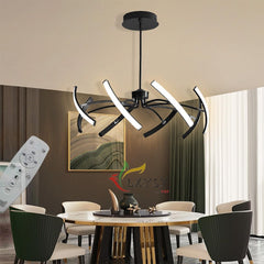 Črna LED stropna svetilka z 8 svetlobnimi glavami in daljinskim upravljalnikom