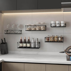 Set 5 Lebdečih Polic s Črnimi Kovinskimi Palicami in Črno Leseno Ploščo