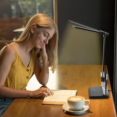 Namizna LED svetilka s tremi načini osvetlitve