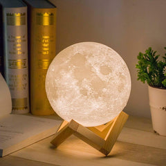 3D svetilka Luna z leseno podlago, 15 cm – LED nočna lučka za dekoracijo